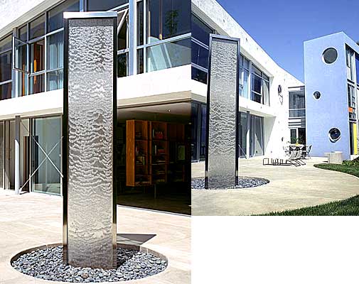 Säulenbrunnen aus Panzerglas zeigen Wasser ...