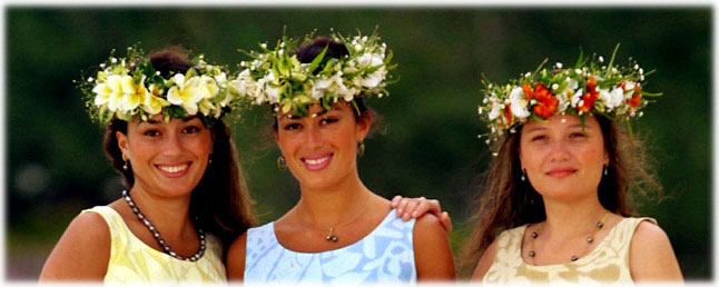 Januar 2006 - schöne Menschen hier in Polynesien (mum, the women on the left, her name Liana Scott, she is the one ...)